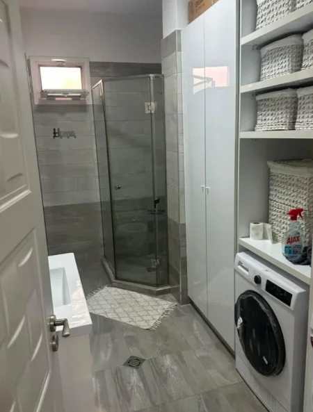 Tirane, jepet me qera apartament 2+1 Kati 4, 87 m² 700 € (LIQENI ARTIFICIAL)