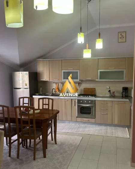 Tirane, jepet me qera apartament 3+1 Kati 2, 144 m² 850 € (kristal center)