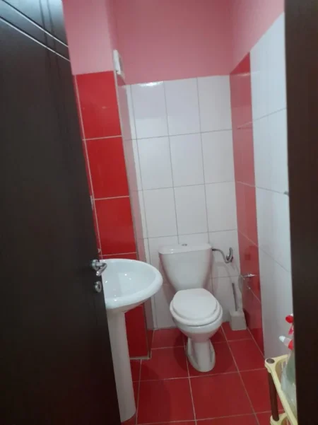 Tirane, jepet me qera apartament 2+1 Kati 1, 100 m² 500 € (VILAT GJERMANE)