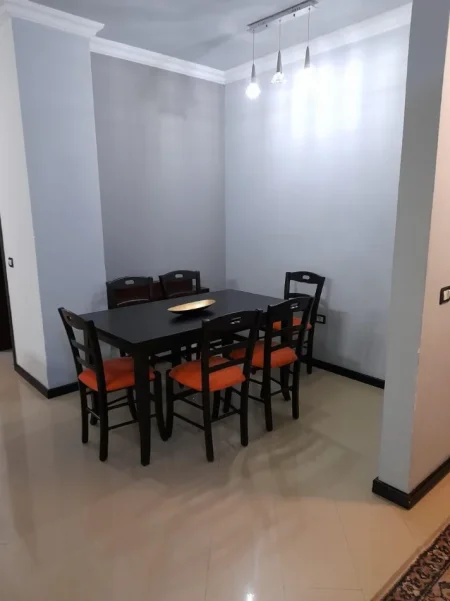 Tirane, jepet me qera apartament 2+1 Kati 1, 100 m² 500 € (VILAT GJERMANE)