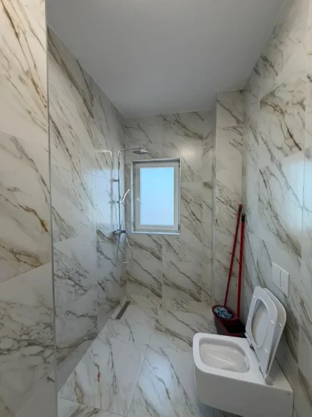 Tirane, jepet me qera apartament 1+1+Ballkon Kati 5, 80 m² 800 € (Xhamllik)