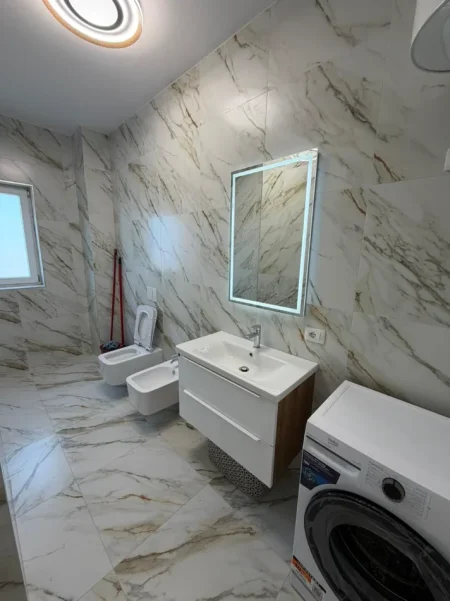 Tirane, jepet me qera apartament 1+1+Ballkon Kati 5, 80 m² 800 € (Xhamllik)