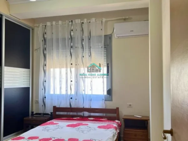 Vlore, jepet me qera apartament 2+1+Ballkon Kati 7, 90 m² 350 € (bishti kalldremit)