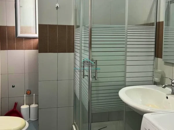 Vlore, jepet me qera apartament 2+1+Ballkon Kati 7, 90 m² 350 € (bishti kalldremit)