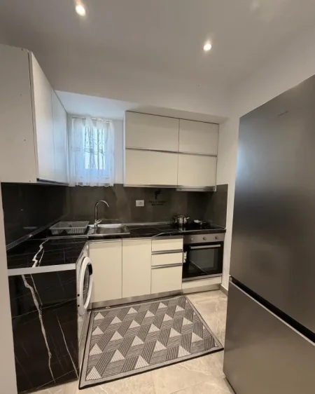 Tirane, jepet me qera apartament 1+1 Kati 1, 65 m² 450 € (5 MAJI)