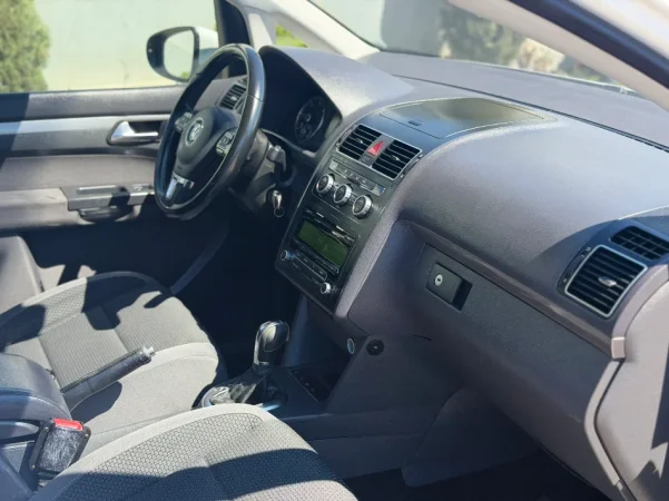 Durres, shitet makine VOLKSWAGEN TOURAN 2.0 Nafte, e bardhë automatik Klima