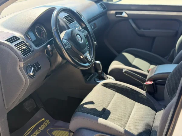 Durres, shitet makine VOLKSWAGEN TOURAN 2.0 Nafte, e bardhë automatik Klima