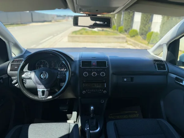 Durres, shitet makine VOLKSWAGEN TOURAN 2.0 Nafte, e bardhë automatik Klima