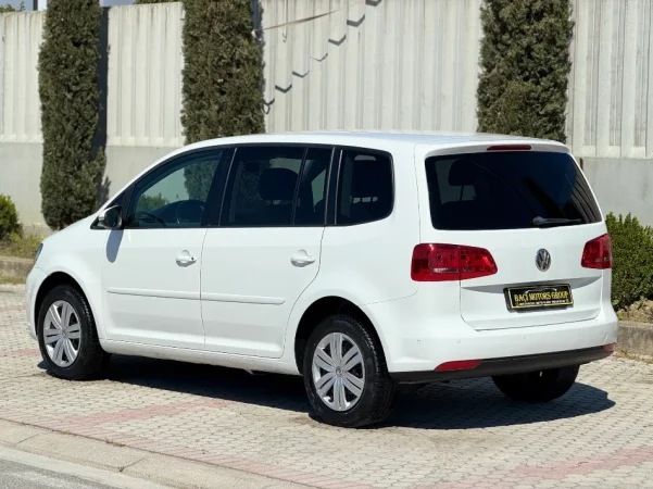 Durres, shitet makine VOLKSWAGEN TOURAN 2.0 Nafte, e bardhë automatik Klima