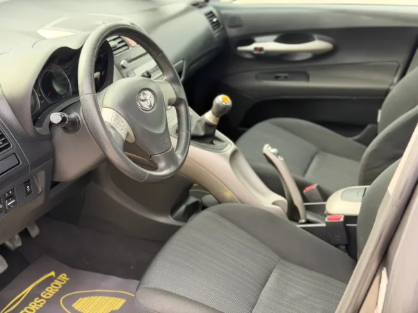 Durres, shitet makine TOYOTA AURIS 1.4 Nafte, gri e erret manuale Klima