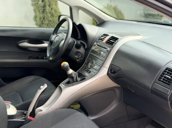 Durres, shitet makine TOYOTA AURIS 1.4 Nafte, gri e erret manuale Klima