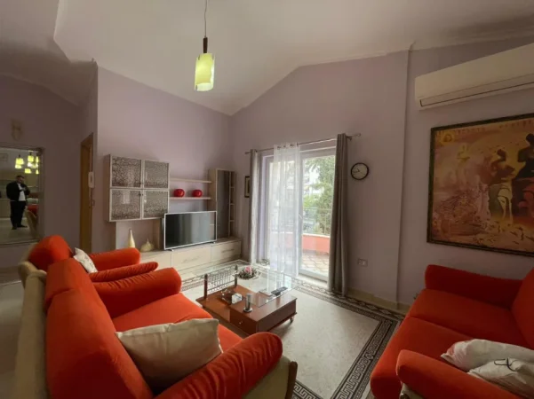 Tirane, jepet me qera apartament 3+1 Kati 2, 144 m² 850 € (Kristal Center.)