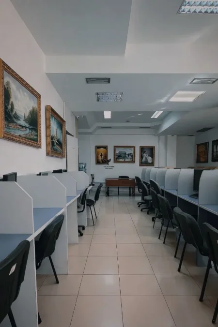 Tirane, jepet me qera zyre Kati 1, 216 m² 3.000 € (RRUGA E ELBASANIT)