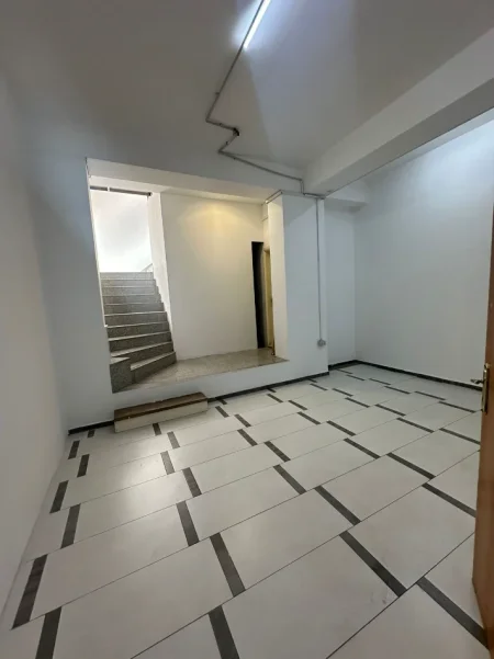 Tirane, jepet me qera magazine Kati -1, 300 m² 1.500 € (ASTIR)