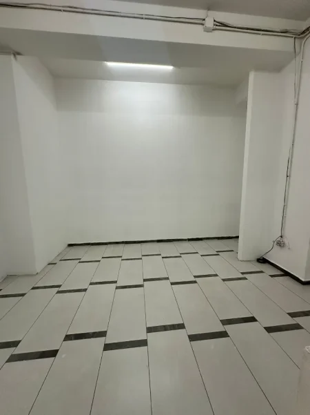 Tirane, jepet me qera magazine Kati -1, 300 m² 1.500 € (ASTIR)