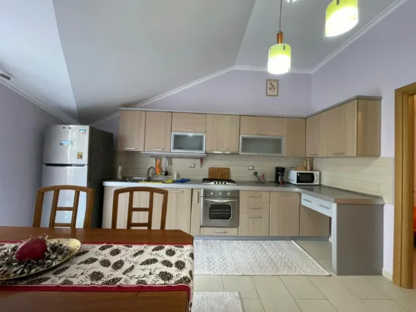 Tirane, jepet me qera apartament 3+1 Kati 2, 144 m² 850 € (Kristal Center.)
