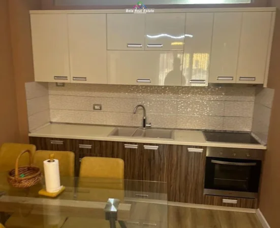 Tirane, jepet me qera apartament 1+1 Kati 4, 87 m² 700 € (Liqeni i thate)