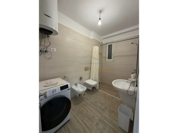 Tirane, jepet me qera apartament 1+1+Ballkon Kati 4, 65 m² 500 € (astir)