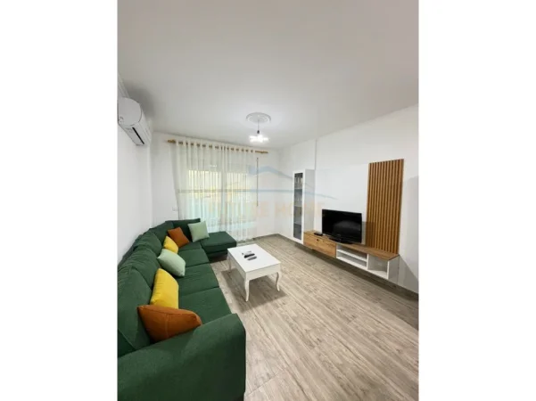 Tirane, jepet me qera apartament 1+1+Ballkon Kati 4, 65 m² 500 € (astir)