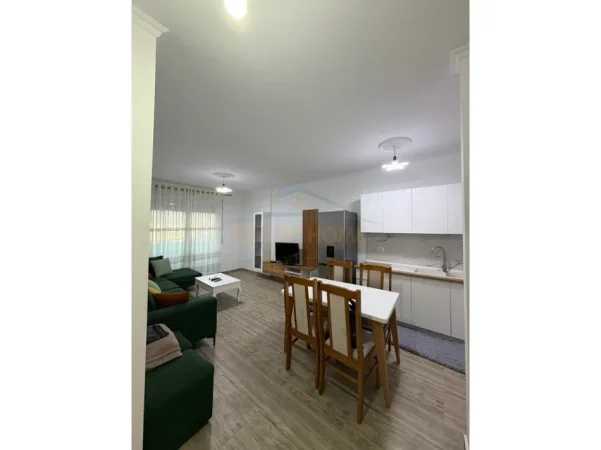 Tirane, jepet me qera apartament 1+1+Ballkon Kati 4, 65 m² 500 € (astir)