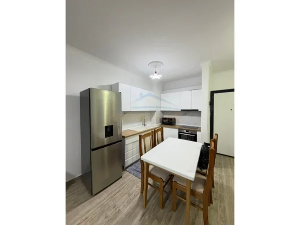 Tirane, jepet me qera apartament 1+1+Ballkon Kati 4, 65 m² 500 € (astir)