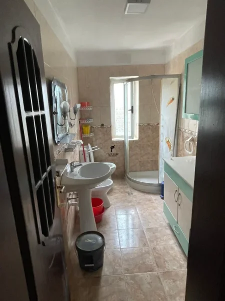 Tirane, jepet me qera apartament 1+1 Kati 5, 63 m² 450 € (RRUGA E DURRESIT)