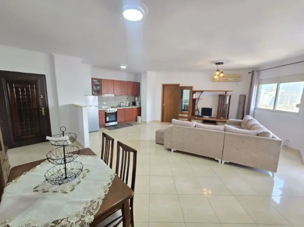 Tirane, jepet me qera apartament 2+1+Ballkon Kati 6, 111 m² 650 € (RRUGA E BARRIKADAVE)