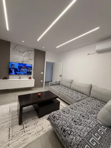 Tirane, jepet me qera apartament 1+1+Aneks+Ballkon Kati 1, 65 m² 450 € (spitali qsut)