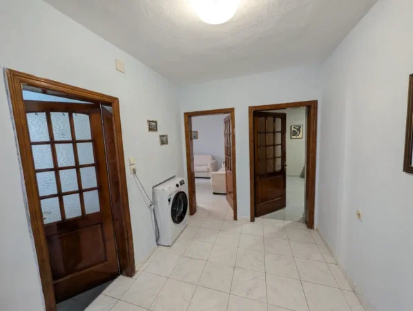 Tirane, jepet me qera apartament 2+1 Kati 1, 90 m² 500 € (ALI DEMI)