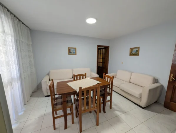 Tirane, jepet me qera apartament 2+1 Kati 1, 90 m² 500 € (ALI DEMI)
