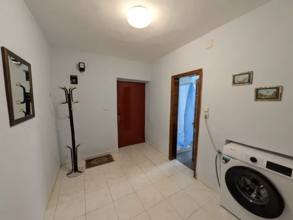 Tirane, jepet me qera apartament 2+1 Kati 1, 90 m² 500 € (ALI DEMI)