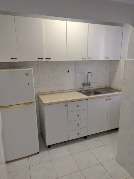 Tirane, jepet me qera apartament 2+1 Kati 1, 90 m² 500 € (ALI DEMI)