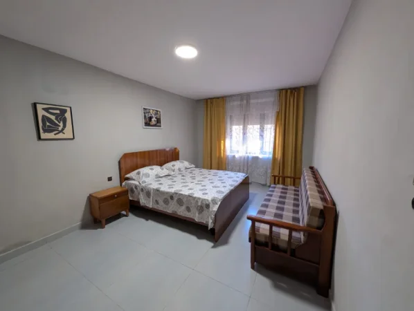 Tirane, jepet me qera apartament 2+1 Kati 1, 90 m² 500 € (ALI DEMI)