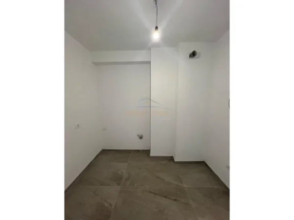 Tirane, jepet me qera ambjent biznesi Kati 1, 97 m² 1.300 € (Kompleksi Gardenia)