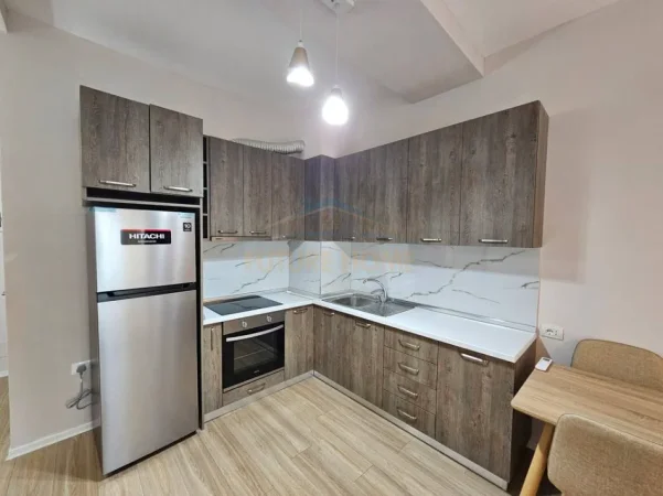 Tirane, jepet me qera apartament 1+1+Ballkon Kati 3, 63 m² 60.000 Lek (Kompleksi Kontakt)