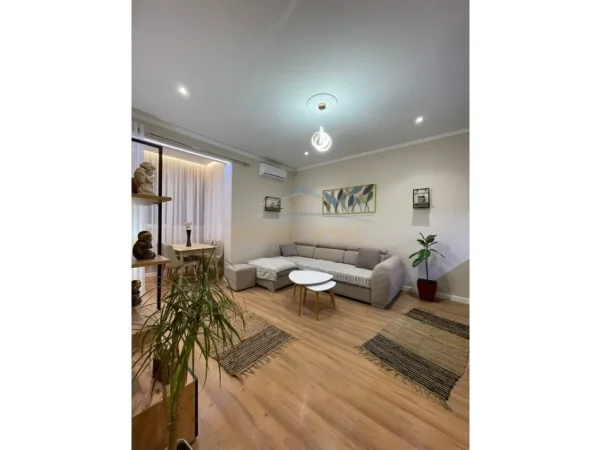 Tirane, jepet me qera apartament 1+1+Ballkon Kati 6, 70 m² 850 € (Rruga e Kavajes)