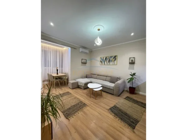 Tirane, jepet me qera apartament 1+1+Ballkon Kati 6, 70 m² 850 € (Rruga e Kavajes)