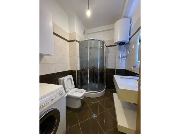 Tirane, jepet me qera apartament 1+1+Ballkon Kati 6, 70 m² 850 € (Rruga e Kavajes)