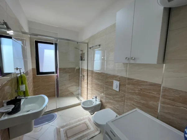 Tirane, jepet me qera apartament 1+1 Kati 5, 70 m² 622 € (Prane Kompleksit Kontakt)