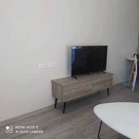 Tirane, jepet me qera apartament 1+1+Ballkon + parkim kati  2, 62 m² 330€ (Rruga aleks caci)