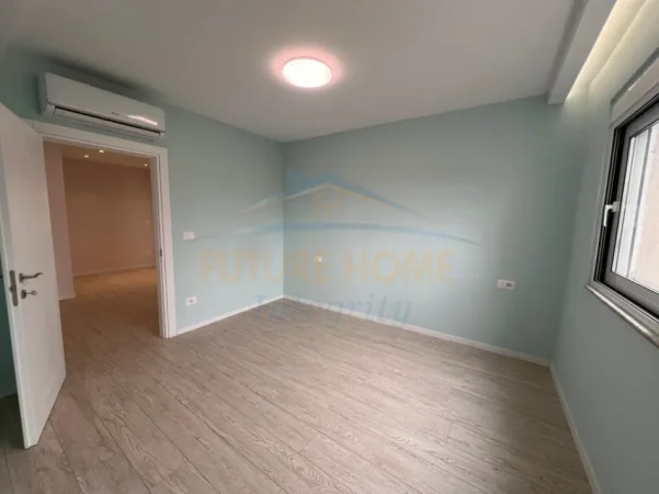 Tirane, jepet me qera zyre Kati 4, 105 m² 1.000 € (qender)