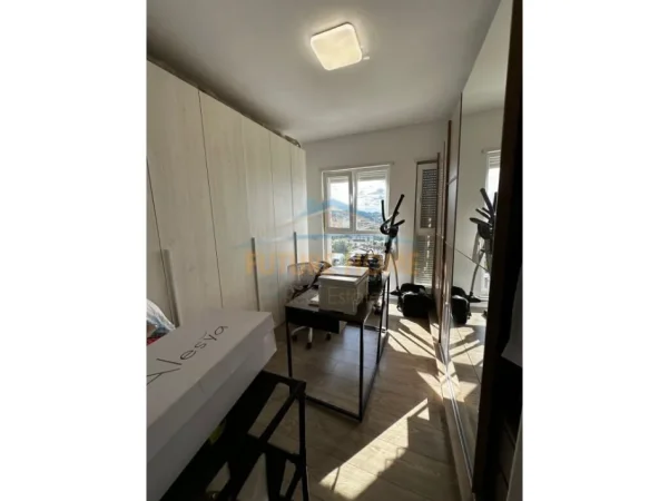 Tirane, jepet me qera apartament 2+1+Ballkon Kati 7, 87 m² 500 € (Univers City)