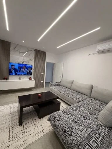 Tirane, jepet me qera apartament 1+1 Kati 1, 65 m² 450 € (rruga 5 maji)