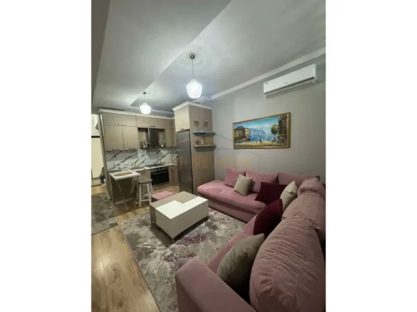 Tirane, jepet me qera apartament 1+1 Kati 4, 400 m² 400 € (Unaza e re)