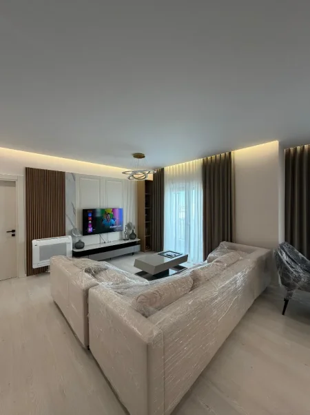 Tirane, jepet me qera apartament 1+1 Kati 5, 75 m² 800 € (Xhamlliku)