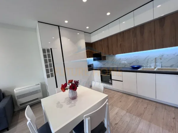 Tirane, jepet me qera apartament 1+1+Ballkon +Post Parkimi, Foleja e Gjelbër,  Kati 6, 70 m² 800 € (Zogu i Zi)