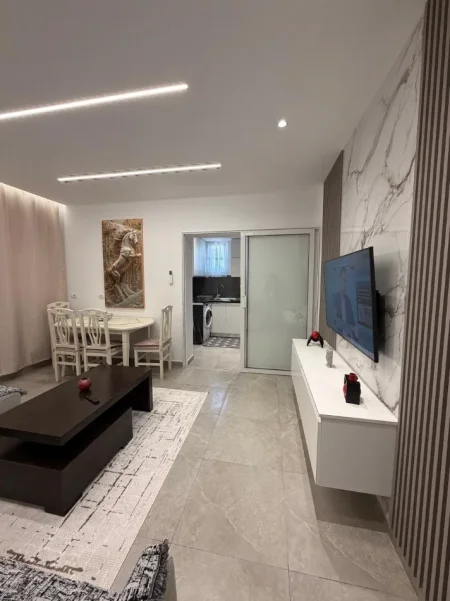 Tirane, jepet me qera apartament 1+1+Ballkon Kati 2, 65 m² 450 € (RRUGA 5 MAJI)