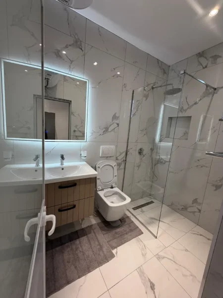 Tirane, jepet me qera apartament 1+1+Ballkon Kati 2, 65 m² 450 € (RRUGA 5 MAJI)