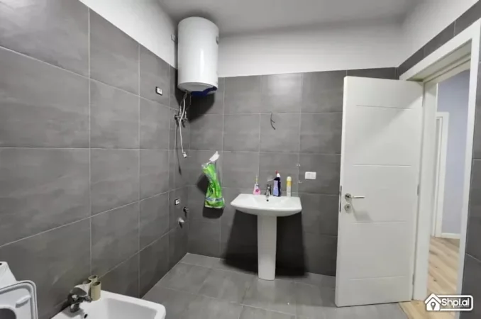 🤩Shitet: 2+1+2🚾 & Ballkon Gjigand 📍( M. Shyri - Mulliri Vjetër/Rr. Islam Alla) 400m nga Sheshi Skëndërbe 122m² Çmimi 297.000€ ✨