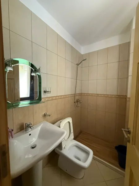 Tirane, jepet me qera apartament 2+1+Ballkon Kati 4, 100 m² 600 € (KOPSHTI BOTANIK)